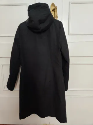 Abrigo minimalista negro