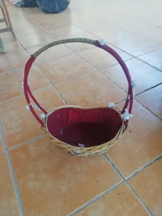 Cesta de mimbre con forro rojo y asas