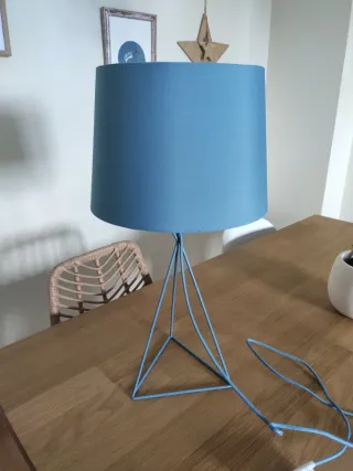 Lámpara de mesa azul moderna