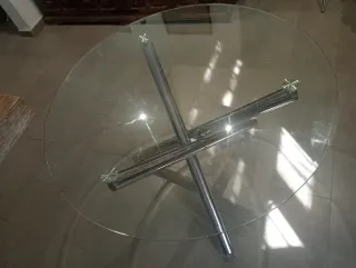 Mesa redonda de cristal y metal