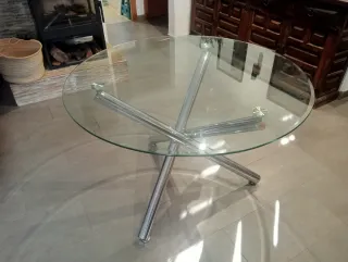 Mesa redonda de cristal y metal