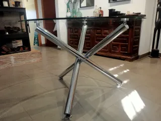 Mesa redonda de cristal y metal