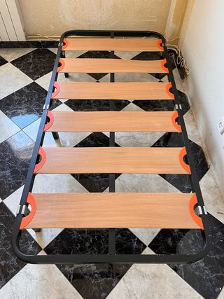 Somier con patas y lamas de madera