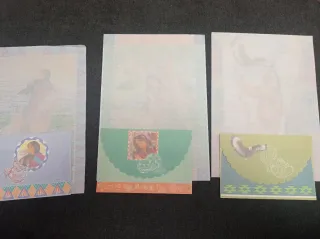 Tres hojas con sobres perfumados indios