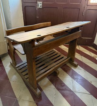 Pupitre escolar de madera antiguo