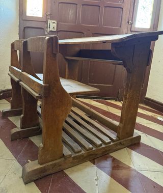 Pupitre escolar de madera antiguo