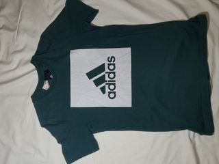 Camiseta Adidas verde con logo