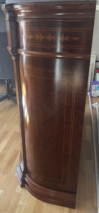 Cómoda de madera con detalles dorados