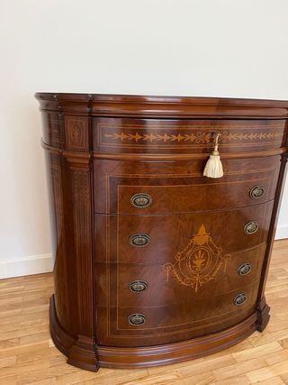 Cómoda de madera con detalles dorados