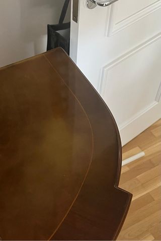 Cómoda de madera con detalles dorados