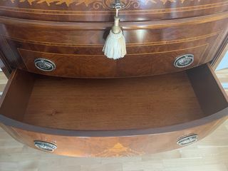 Cómoda de madera con detalles dorados