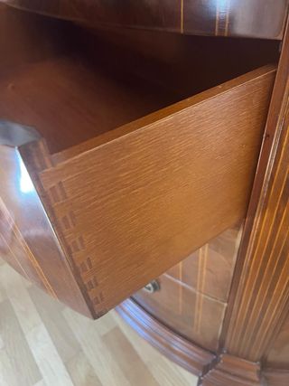 Cómoda de madera con detalles dorados