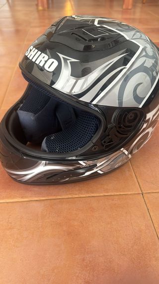 Casco de moto integral con diseño tribal