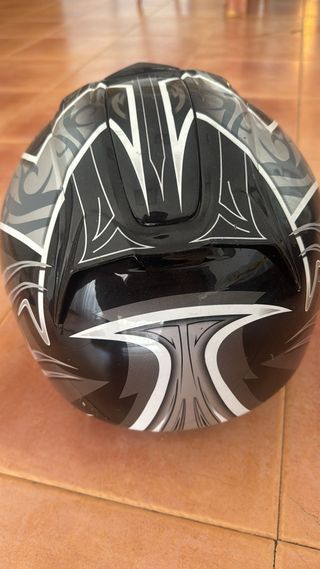 Casco de moto integral con diseño tribal
