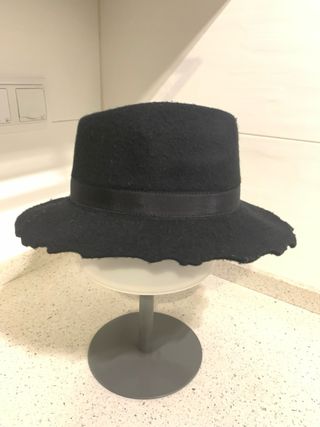 Sombrero fieltro negro borde ondulado