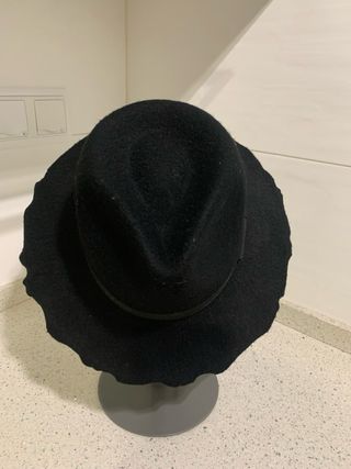 Sombrero fieltro negro borde ondulado