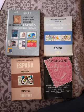 Caja con sellos y 4 catalogos. Más de 1000 sellos