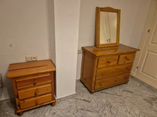 Cómoda con espejo y mesita de noche