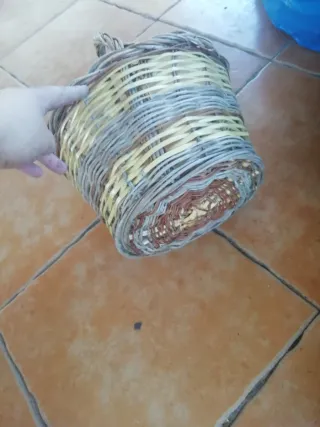 Cesta de mimbre artesanal