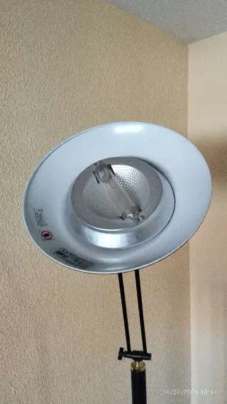 Lámpara de pie halógena negra y azul