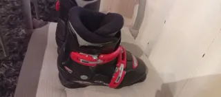 Botas de esquí negras con hebillas rojas