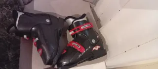 Botas de esquí negras con hebillas rojas