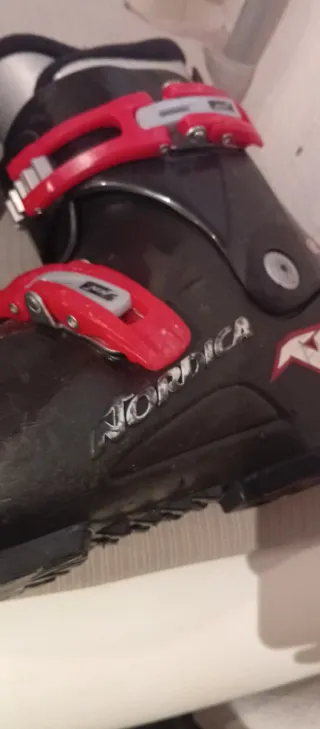 Botas de esquí negras con hebillas rojas