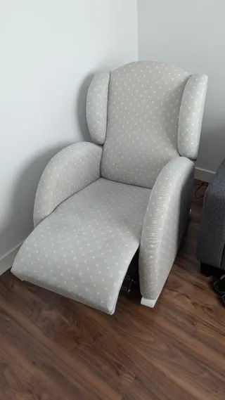 Sillón mecedora extensible gris