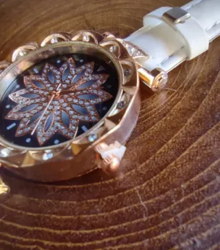 Reloj Mujer Blanco y Dorado con Strass