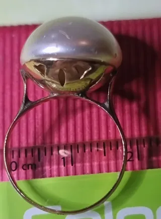 Anillo de oro con perla blanca
