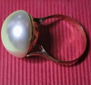 Anillo de oro con perla blanca