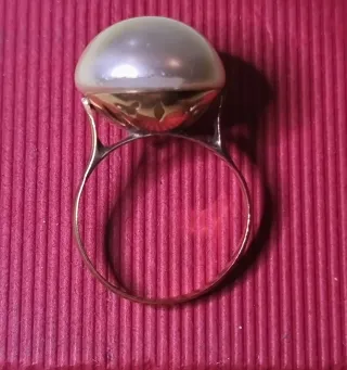 Anillo de oro con perla blanca