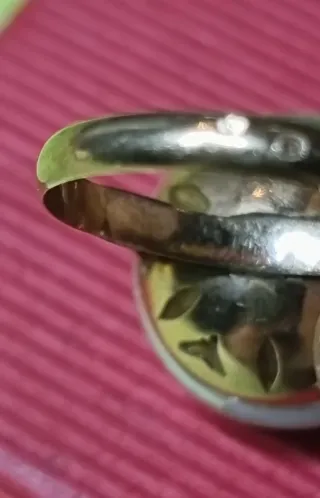 Anillo de oro con perla blanca