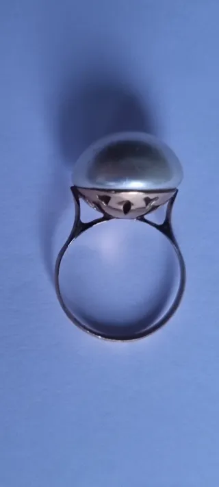 Anillo de oro con perla blanca