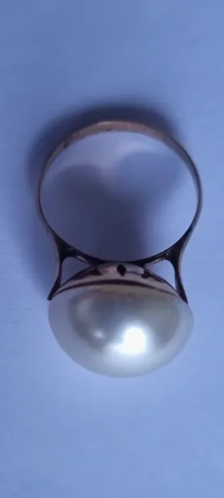 Anillo de oro con perla blanca