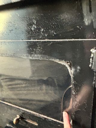 Estufa de leña metálica con puerta de cristal