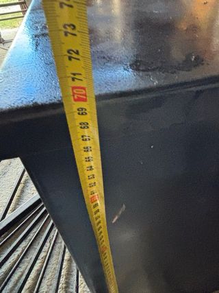 Estufa de leña metálica con puerta de cristal