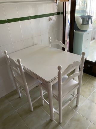 Mesa extensible con 3 sillas
