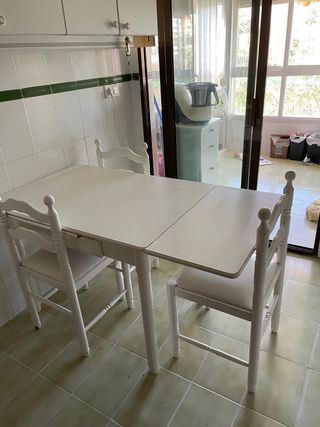 Mesa extensible con 3 sillas