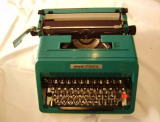 Máquina de escribir Olivetti Studio 45 verde