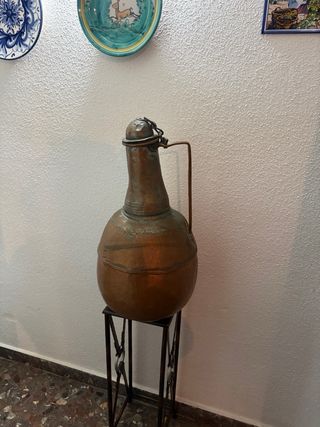 Ánfora de cobre antigua