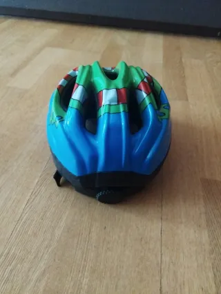 Casco de bici infantil con diseño de rana.