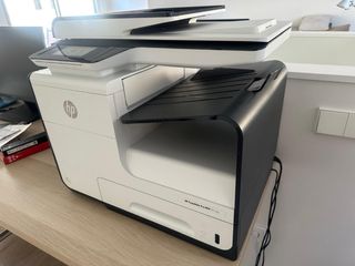 Impresora HP Blanca.