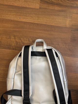 Mochila plateada efecto piel