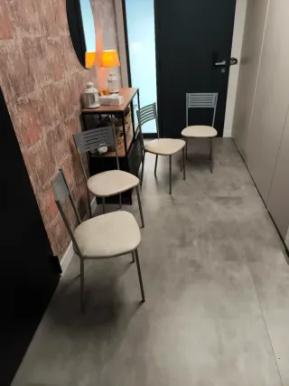 Juego de 4 Sillas Beige y Plateadas