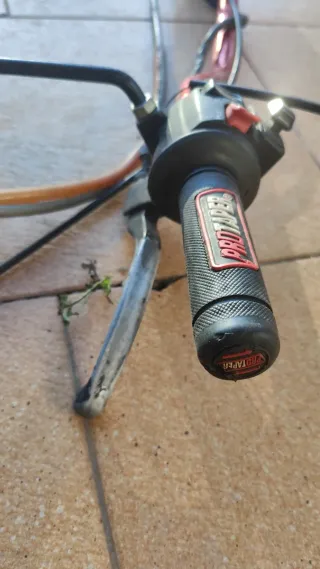 Manillar Pro Taper con puños y maneta