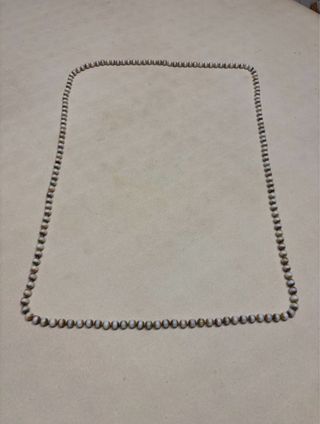 Elegante collar largo de perlas doradas