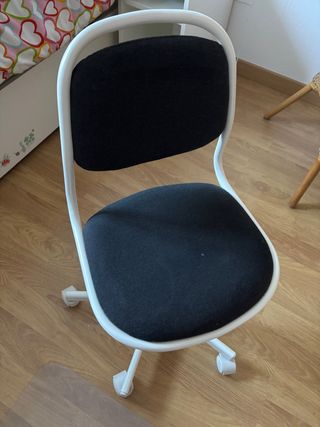Silla infantil de escritorio blanca y negra (Ikea)