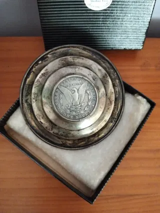 Plato de plata con moneda antigua