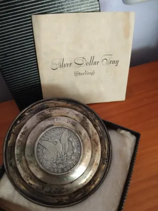 Plato de plata con moneda antigua